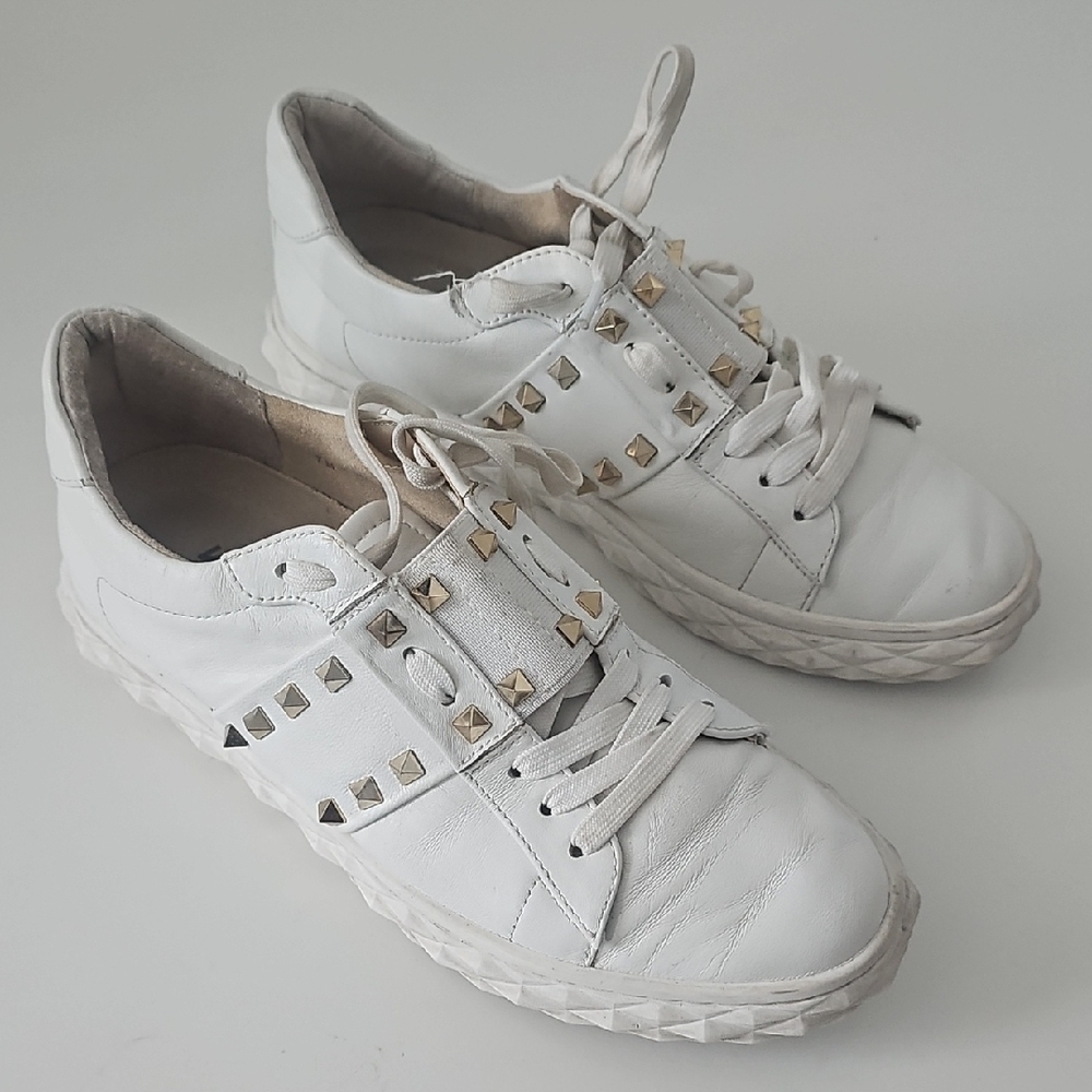 White and Gold Low-Top Sneakers with Textured Leather